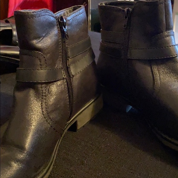 Ankle high boots - Picture 2 of 4